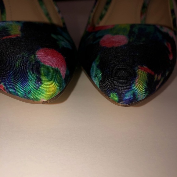 BCBGeneration Floral Watercolor Heels with box - Picture 6 of 8